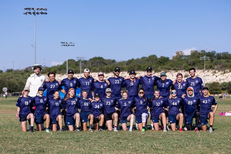 An Ultimate Frisbee team photo in navy jerseys